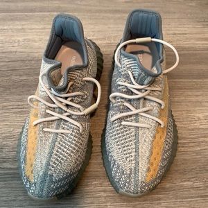 Adidas YEEZY BOOST 350 V2 ADULTS. Barely used. Almost new condition